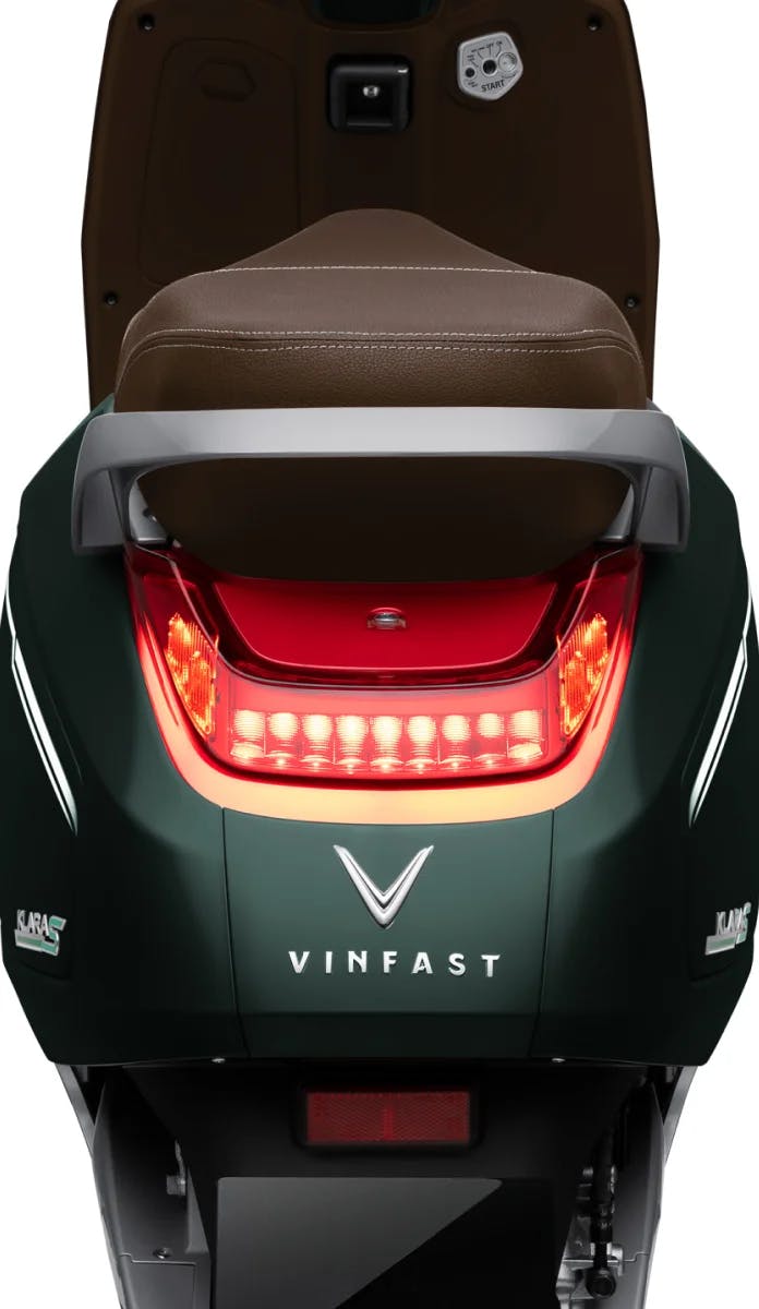 VinFast Klara S 2022 có chiều cao yên 760mm có đèn xi nhan, đèn hậu LED